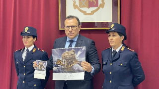 Ascoli Piceno – Presentato il calendario 2026 della Polizia, Finanzierà un progetto Unicef